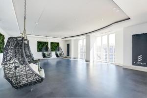 TV a/nebo společenská místnost v ubytování 2BR Luxury Apartment Near DC & Airport