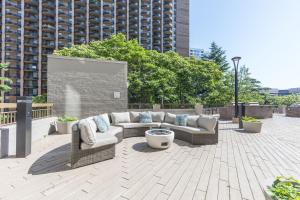 Ruang duduk di Capitol Convenience 2BR Luxury Minutes from DC