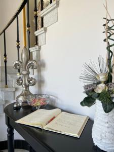 un tavolo con un libro aperto e un libro di Hotel Fleur de Lys a Zedelgem
