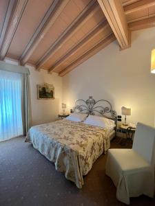 Postel nebo postele na pokoji v ubytování Romantik Hotel Relais Mirabella Iseo