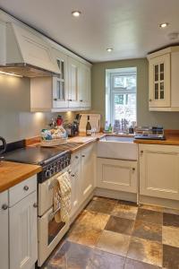 Kuchyň nebo kuchyňský kout v ubytování Keepers Cottage Serviced Accommodation Yorkshire