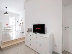 A television and/or entertainment centre at Eleganza in Centro sul Lago - Anguillara Sabazia