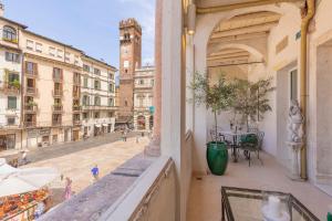 Balkón nebo terasa v ubytování Corte Realdi Suites Piazza Erbe