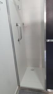 a shower with a glass door in a bathroom at Apto condomínio conforto e ótima localização in Lucas do Rio Verde