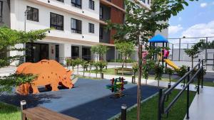 a playground in front of a building with a pig statue at Apto condomínio conforto e ótima localização in Lucas do Rio Verde