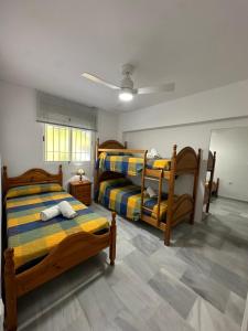a bedroom with two bunk beds in a room at Precioso apartamento en la Herradadura in La Herradura