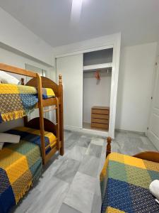 a bedroom with two bunk beds and a closet at Precioso apartamento en la Herradadura in La Herradura