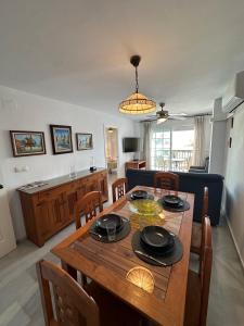 a kitchen and dining room with a wooden table and chairs at Precioso apartamento en la Herradadura in La Herradura +9 photos