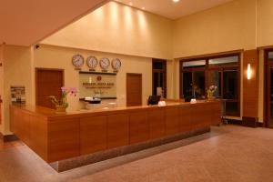 eine Lobby mit Rezeption und Uhren an der Wand in der Unterkunft Vista Azul Apart Hotel - Suite Vista Pedra Azul in Pedra Azul + 30 Fotos