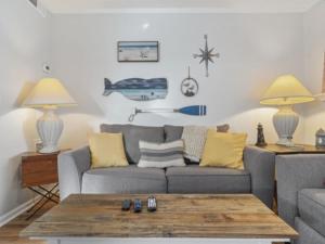 Χώρος καθιστικού στο Sea The Good condo