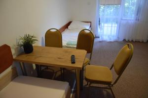 a room with a table and chairs and a bed at Apartament Czos Przy S16 in Mrągowo