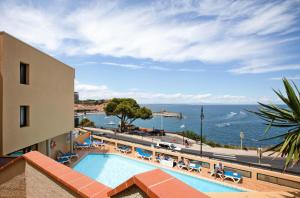 a view of a hotel with a swimming pool and the ocean at Résidence Les Balcons de Collioure - maeva Home - Studio 4 Personnes Confort MAE-5972 in Collioure