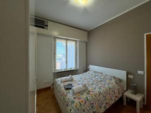 Un dormitorio con una cama con dos almohadas encima. en NICHOLAS b&b city center- apartment, en Bolonia