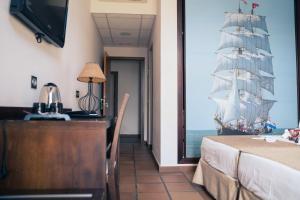 a room with a ship in a window with a bed at Hotel Albaida Nature in Mazagón