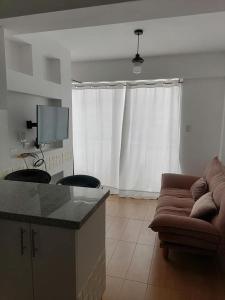 ein Wohnzimmer mit Sofa und Fernseher in der Unterkunft Las cumbres del mirador in La Libertad