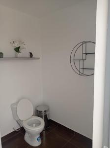 ein Badezimmer mit einem WC und einem Mülleimer in der Unterkunft Las cumbres del mirador in La Libertad