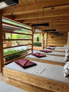Postel nebo postele na pokoji v ubytování Vitalpina Hotel Magdalenahof + 37 fotografií