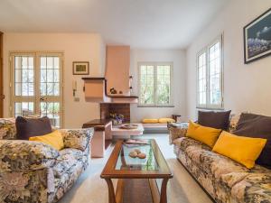 una sala de estar con un sofá y una mesa en Villa il Carrubo, en Cala Gonone