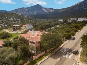 Una vista de una ciudad con montañas al fondo. en Villa il Carrubo, en Cala Gonone