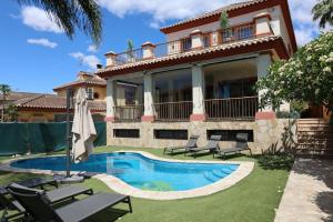 Fotografie z fotogalerie ubytování Precioso Chalet - Piscina- Garaje privado- Jardín v destinaci Marbella