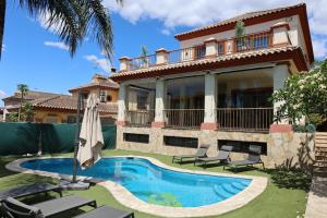 Fotografie z fotogalerie ubytování Precioso Chalet - Piscina- Garaje privado- Jardín v destinaci Marbella