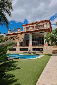 a house with a swimming pool in front of it at Precioso Chalet - Piscina- Garaje privado- Jardín in Marbella