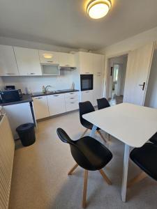 une cuisine et une salle à manger avec une table et des chaises dans l'établissement Apartments Zalar Bled, à Bled