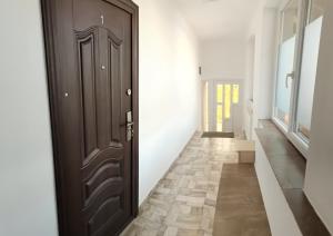 奥拉迪亚Carla's place Ap1的走廊上设有黑色的门,铺有瓷砖地板 更多2张照片