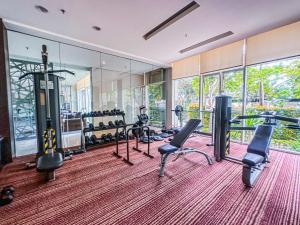 Fitness centrum a/nebo fitness zařízení v ubytování Opulence Corner 2BR Surabaya Apartment at Via Tower Ciputra World by Le Ciel Hospitality