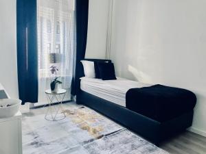 EXECUTIVE SINGLE ROOM WITH EN-SUITE in GUEST HOUSE CITY CENTRE房間的床