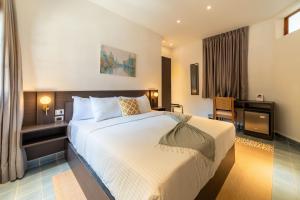a hotel room with a bed and a desk at Hotel Empyrean Art Deco by Faranda Boutique in Santo Domingo +38 photos