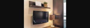 Un televisor de pantalla plana colgado en una pared en Ruralya Herreria home, en La Zubia 5 fotos más