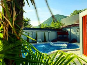 Bazén v ubytování Qafqaz Oasis Family Chalet nebo v jeho okolí