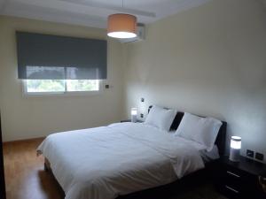 Ένα ή περισσότερα κρεβάτια σε δωμάτιο στο Résidence les Ambassadeurs