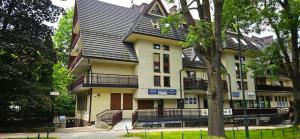 a building with a gambrel roof on top of it at VIP Apartamenty Sienkiewicza in Zakopane