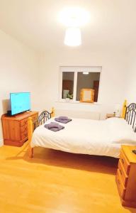 Postel nebo postele na pokoji v ubytování Hollymount House Carndonagh