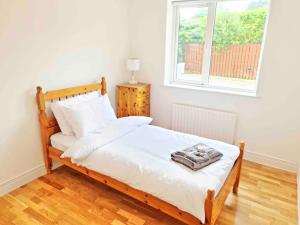 Postel nebo postele na pokoji v ubytování Hollymount House Carndonagh