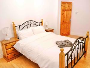 Postel nebo postele na pokoji v ubytování Hollymount House Carndonagh