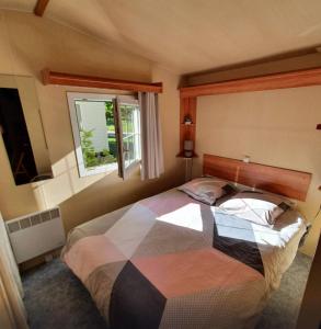 Ένα ή περισσότερα κρεβάτια σε δωμάτιο στο Mobil Home arboré proche rivière