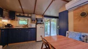 Η κουζίνα ή μικρή κουζίνα στο Mobil Home arboré proche rivière