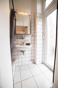 Ένα μπάνιο στο Geräumige Monteurs- und Ferienwohnung mit 3 Schlafzimmern, Balkon und voll ausgestatteter Küche