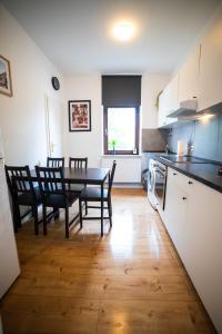 Η κουζίνα ή μικρή κουζίνα στο Geräumige Monteurs- und Ferienwohnung mit 3 Schlafzimmern, Balkon und voll ausgestatteter Küche