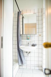 Ένα μπάνιο στο Geräumige Monteurs- und Ferienwohnung mit 3 Schlafzimmern, Balkon und voll ausgestatteter Küche +18 φωτογραφίες