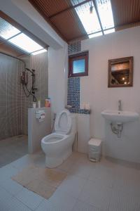 Bilik mandi di Lanna Localstay 166 +41 gambar
