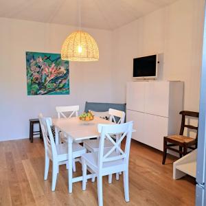 une cuisine et une salle à manger avec une table et des chaises dans l'établissement La casina dei Praticelli, à Castelfiorentino