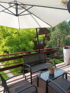 Balkon lub taras w obiekcie Domek i Apartamenty Stokrotka