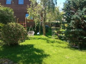 Ogród w obiekcie Domek i Apartamenty Stokrotka