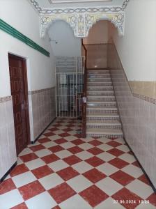 - un escalier dans une chambre revêtue de carrelage dans l'établissement Wohnung Drehte Etage 3 Schlafzimmer, à Segangane