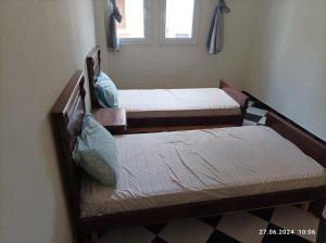 deux lits jumeaux dans une chambre avec fenêtre dans l'établissement Wohnung Drehte Etage 3 Schlafzimmer, à Segangane