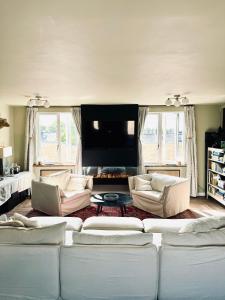 ein Wohnzimmer mit Sofa und Fernseher in der Unterkunft Stunning Designer House, Fantastic City Location - Cambridge Homehost in Cambridge